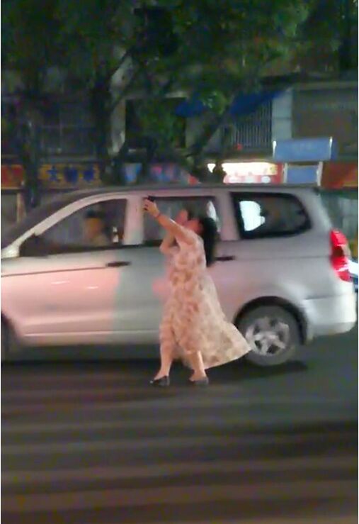 揭阳一女子在路中间大秀独舞，无视身边车辆车往