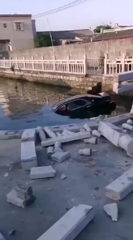 揭阳榕城梅云何厝村一女司机倒车倒进池塘里，监控视频记录全过程