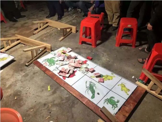 潮州某村一“鱼虾蟹”赌场被警方捣毁，现场抓获26人！