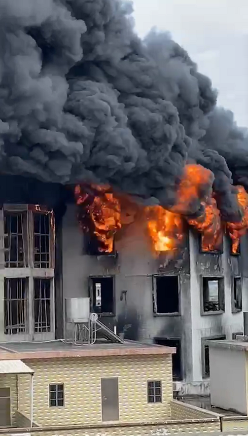 复燃？揭阳仙桥金三角工业区一厂房再次燃起蘑菇云！现场火势凶猛