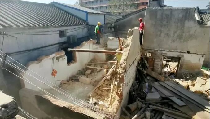 揭阳市梅云街道潮东村一出租屋煤气泄漏，男子开灯引发爆炸，屋顶被掀翻