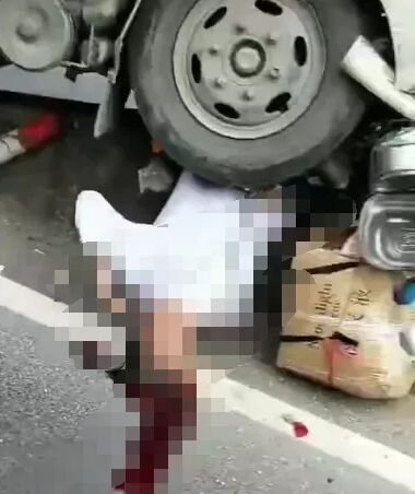 惨！揭阳一男子骑车横过马路被货车撞上隔离栏，压在车底！