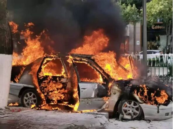 汕头市龙湖区金环南路建南花园一轿车当街发生自燃，车身被烧成“废铁”