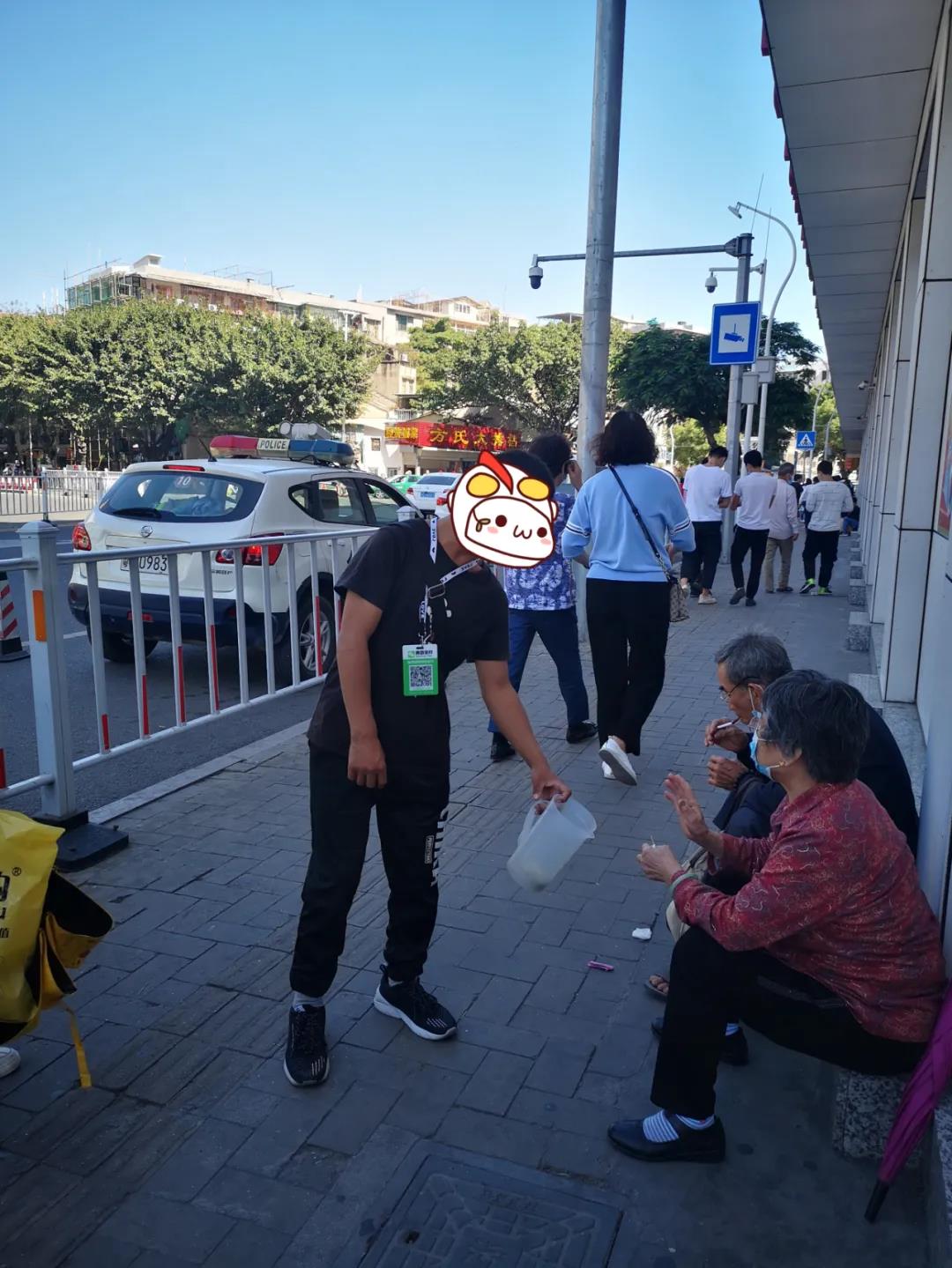 网友爆料：汕头街头一男子疑似挂着收款码进行乞讨，你怎么看？