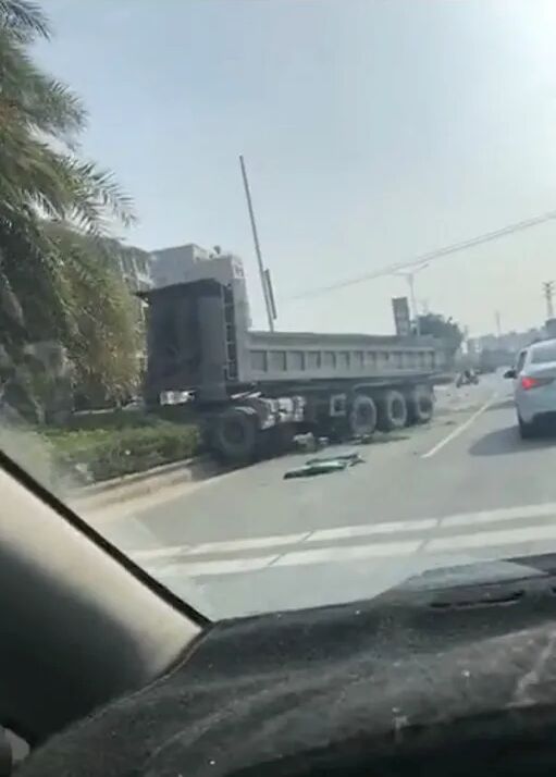 惨烈！揭阳一辆大货车与摩托车相撞，车主倒地一动不动