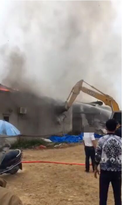 普宁华溪村一铁皮厂房突发大火，现场浓烟骇人！