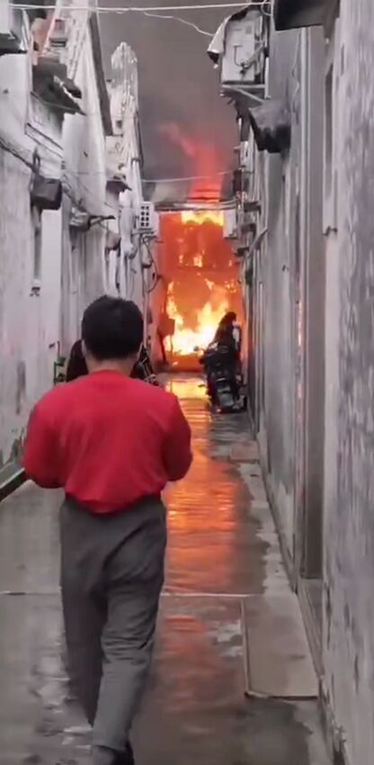 普宁华溪村一铁皮厂房突发大火，现场浓烟骇人！